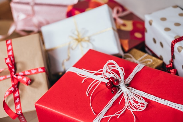 The Chemistry of Gifting: Meaningful Gifts Inspired by Molecules